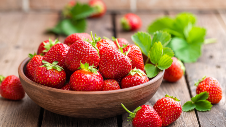 Dâu tây chứa Vitamin C ngang cam 
